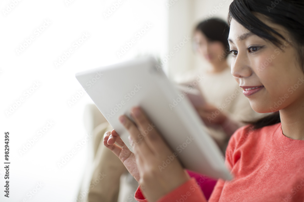 部屋で休日をゆっくり過ごしている女性たち 部屋で休日をゆっくり過ごしている女性たち