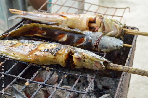 Catfish are grilled with charcoal