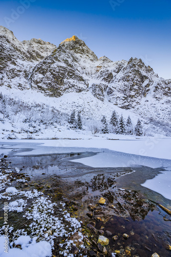 Fototapeta Naklejka Na Ścianę i Meble -  Winter mountain landscape - Morskie Oko, Tatra Mountains, Poland
