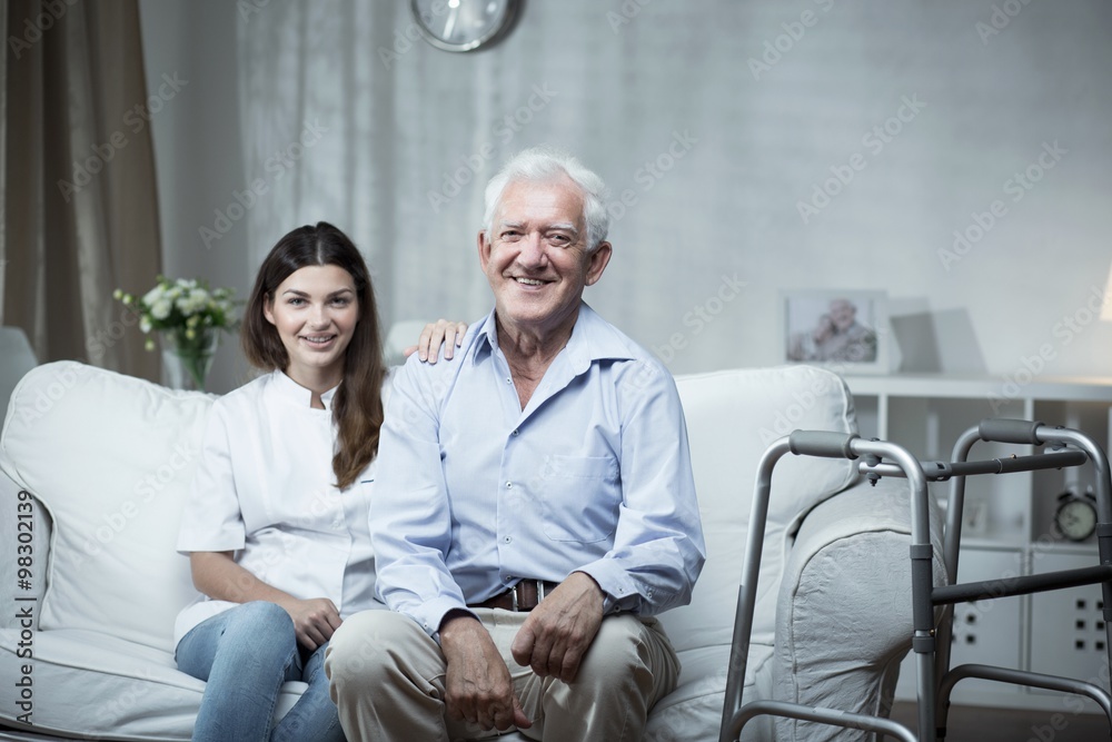 Obraz premium Elderly man with a community nurse