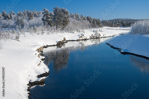 Sonniger kalter Wintertag in Schweden