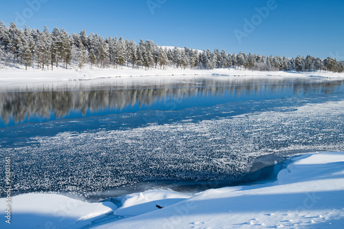 Sonniger kalter Wintertag in Schweden