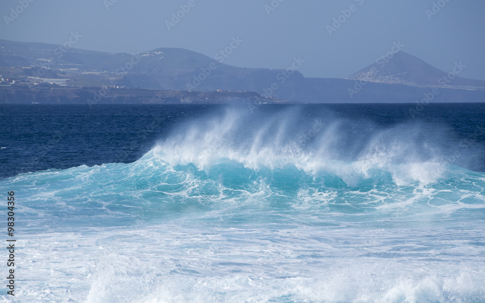 breaking waves natural background
