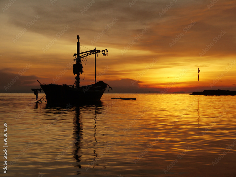 Fototapeta premium Fishing boat sunrise