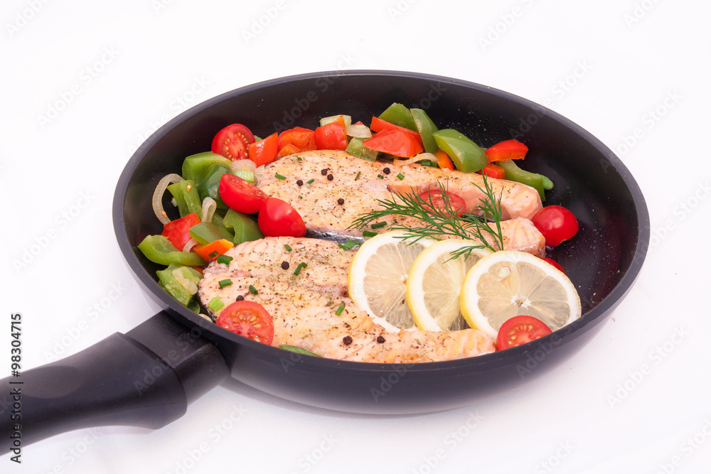 gebratenes Lachssteak mit Gemüse gebratenes Lachssteak mit Gemüse
