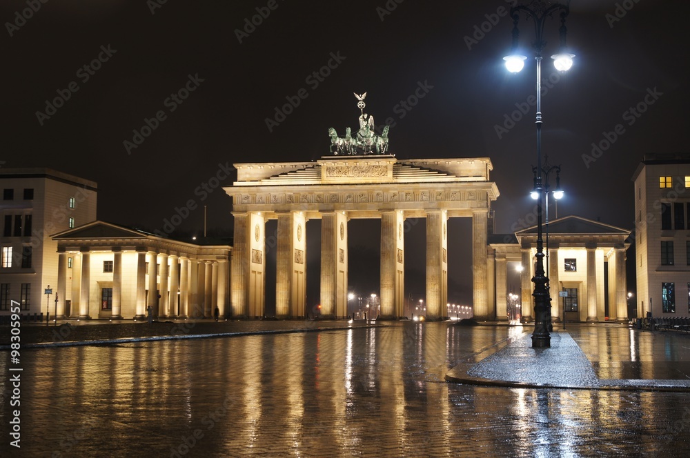 Fototapeta premium Brandenburger Tor bei Nacht