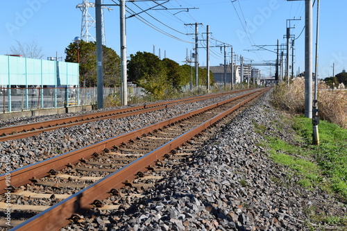 常磐線の線路（複線）／茨城県で常磐線の線路（複線）を撮影した写真です。常磐線には、上野から約45kmの取手駅と藤代駅間に、交直切替を行うデッドセクションがあり、その近くにある踏切付近で撮影しました。 