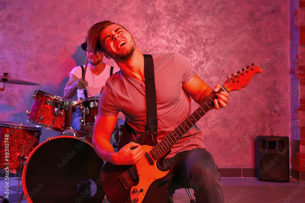 Obraz premium Musicians playing musical instruments in a studio