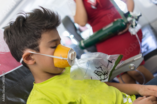 Kid traveling by airplane with need for oxigen first emergency a photo