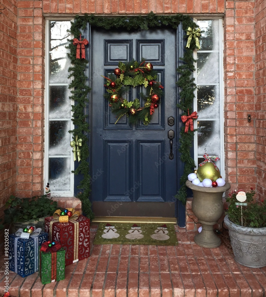 Fototapeta premium Christmas wreath on the door