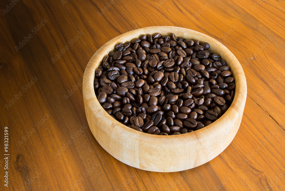 Fototapeta premium Bowl of coffee bean on table