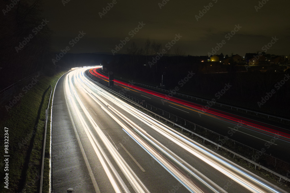 Lichtspuren auf Schweizer Autobahn