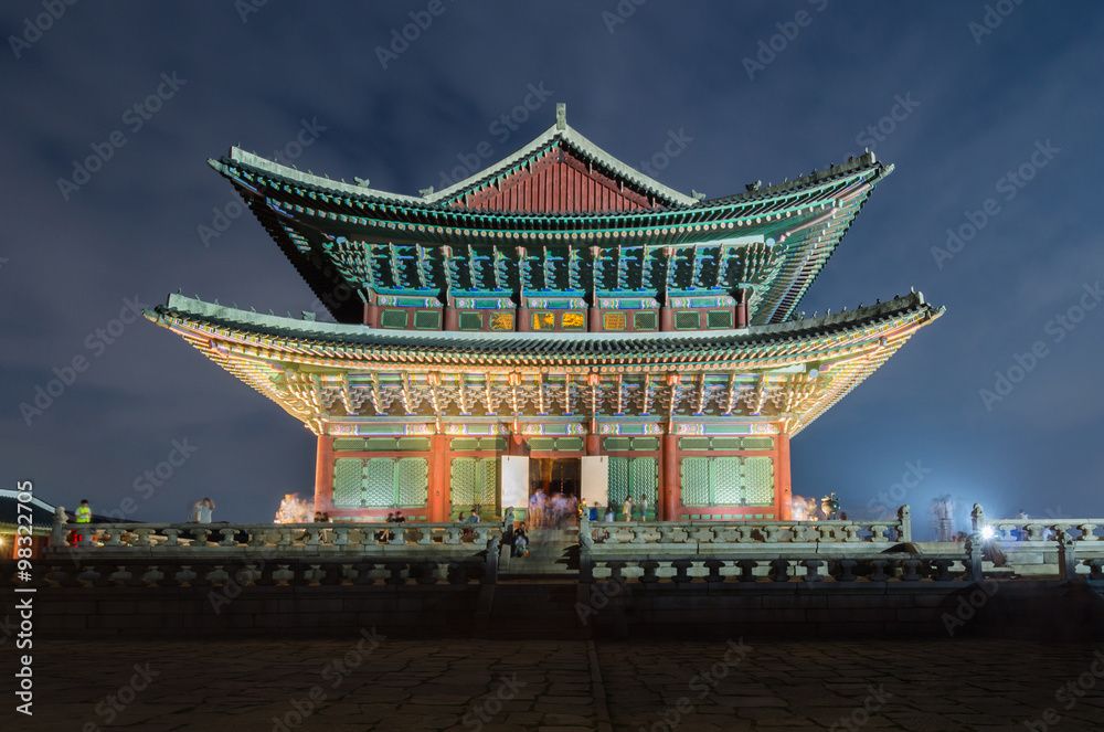 Naklejka premium Gyeongbokgung palace at night in Seoul, South Korea