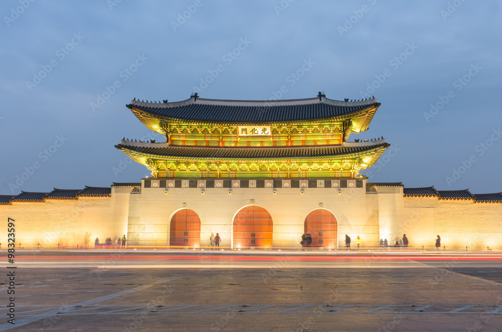 Obraz premium Late night traffic blurs past Gyeongbokgung Palace in Seoul,Sout