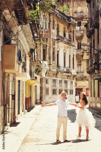 Happy couple in old city of Havana © IVASHstudio