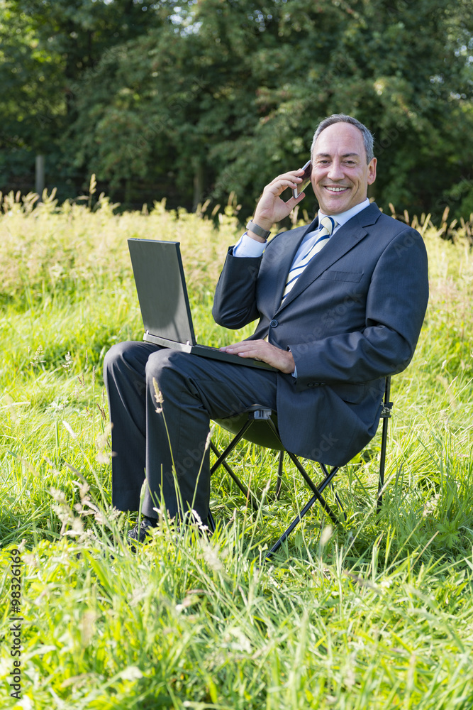 Geschäftsmann auf Wiese - green IT Geschäftsmann auf Wiese - green IT