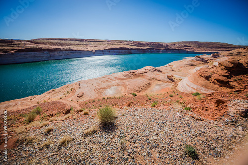 Azurblau schimmernder See in der Wüste