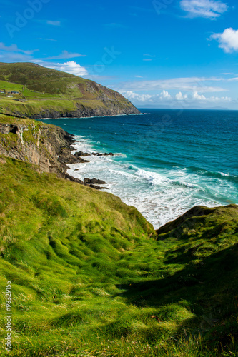 Küste mit hohen Wellen am Slea Head in Irland