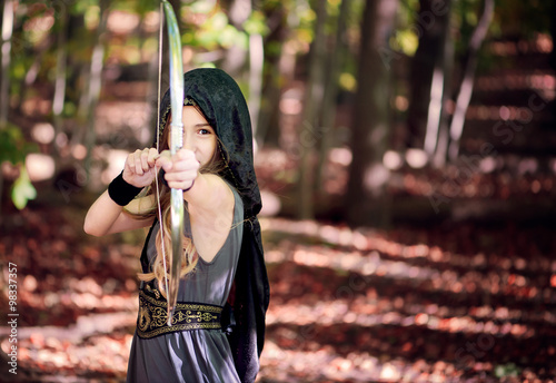 Fotografia Girl dressed as an archer pointing an arrow