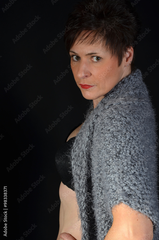 Schöne Frau im Studio, beim Sekt trinken, in Netzshirt, Posing Schöne Frau im Studio, beim Sekt trinken, in Netzshirt, Posing