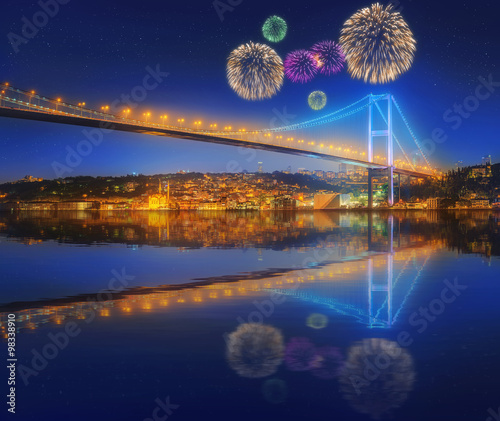 Canvas Print Beautiful fireworks and cityscape of Istanbul