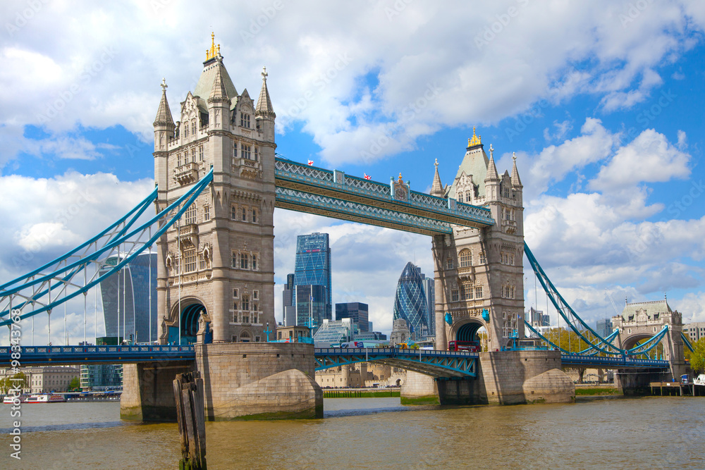 Fototapeta Londyn, Wielka Brytania - 30 kwietnia 2015: Tower Bridge i aria finansowa City of London w tle. Widok obejmuje Korniszona i inne budynki