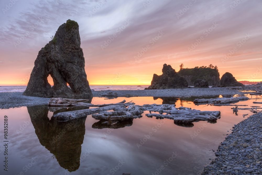 Naklejka premium Ruby Beach Seastack Sunset