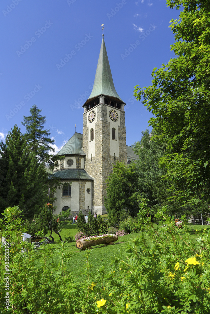 Bergsteigerkirche mit Friedhof von Zermatt
