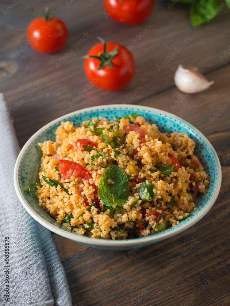 Couscous mit Tomaten und Basilikum Couscous mit Tomaten und Basilikum