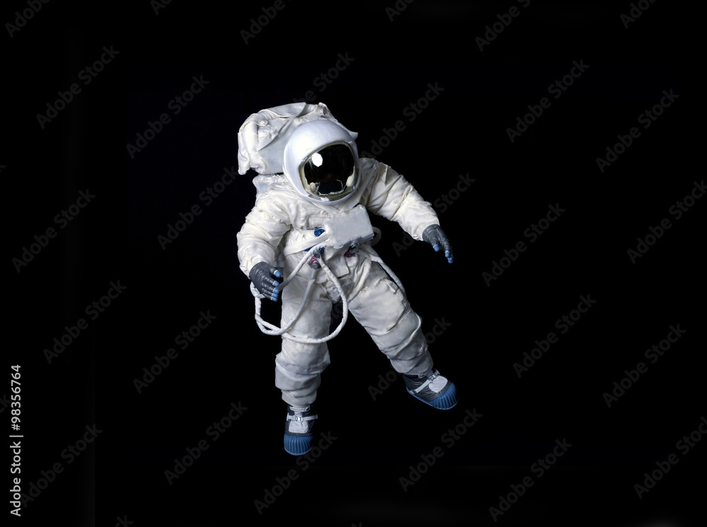 Fototapeta premium Astronauta pływające na czarnym tle.