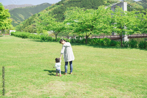 母親と公園を散歩する女の子 © dzono