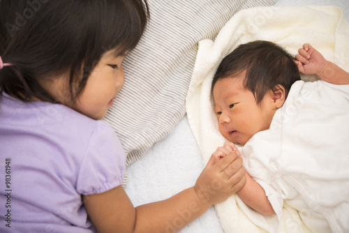 生まれたばかりの弟と対面するお姉ちゃん
