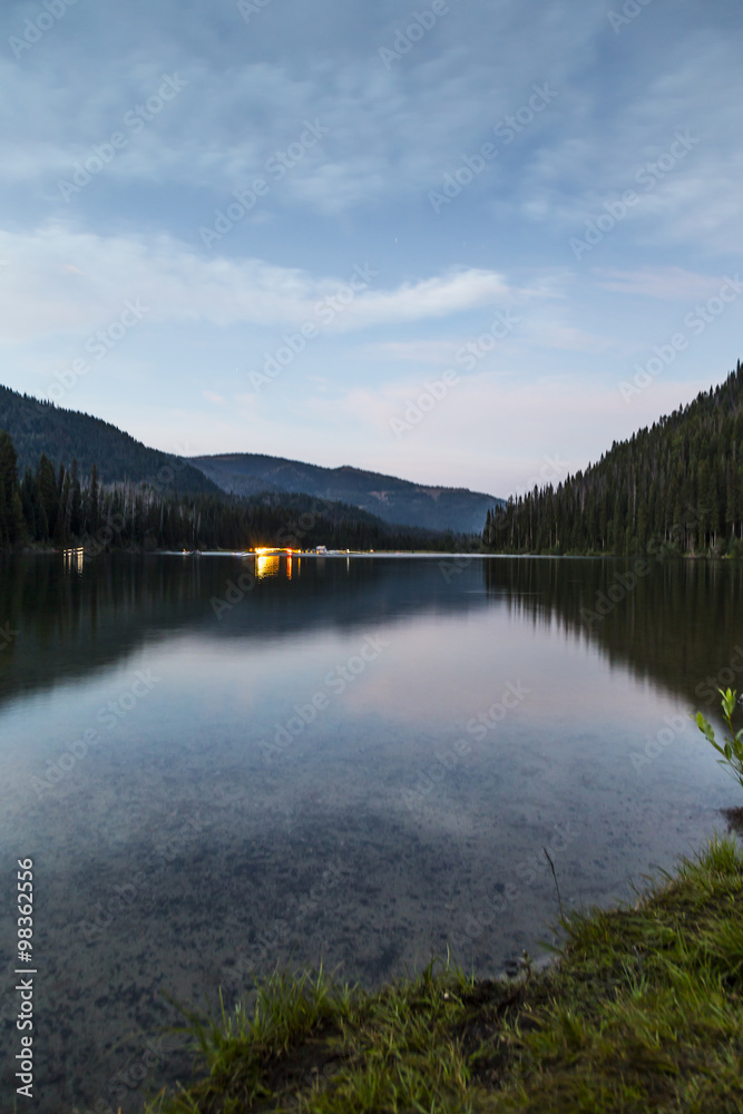 Naklejka premium Lightning Lake at Night