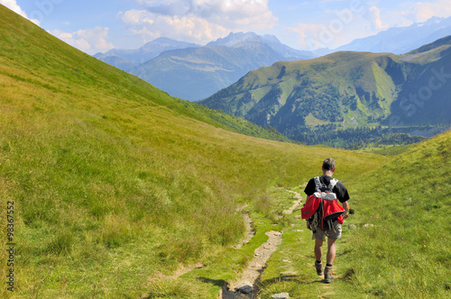 randonneur en été sur un sentier dans les Alpes - France © coco