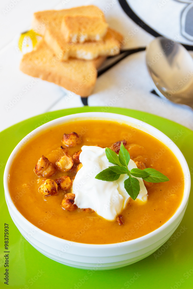 Carrot soup with cream and chickpeas Carrot soup with cream and chickpeas