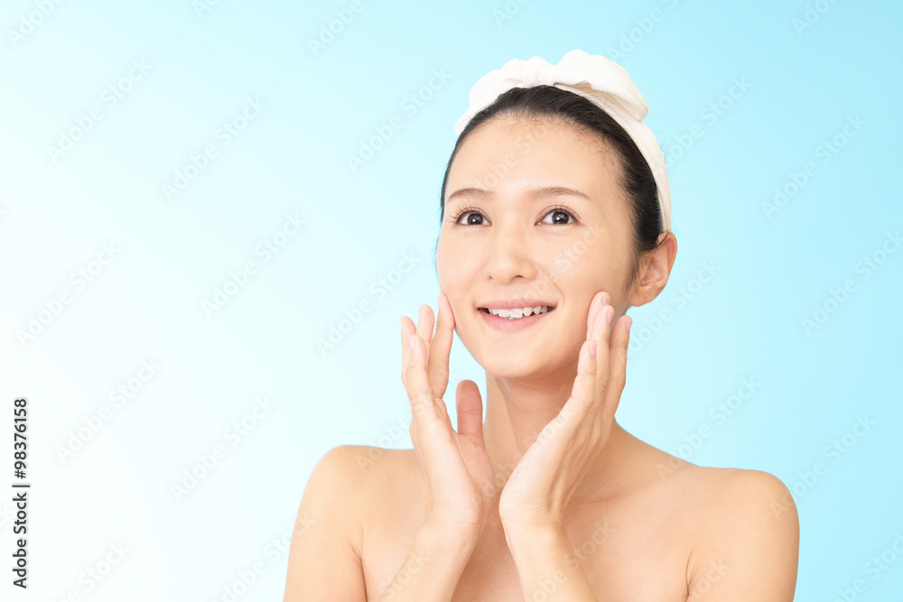 スキンケアをする女性 スキンケアをする女性