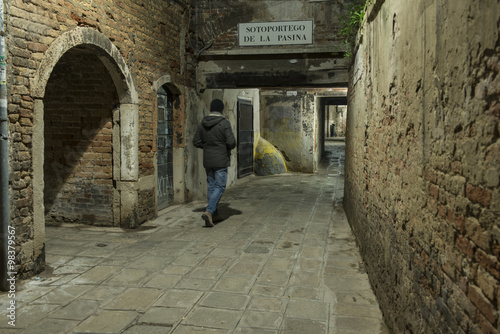 uomo a passeggio tra le calli di Venezia di notte © Sergio Delle Vedove