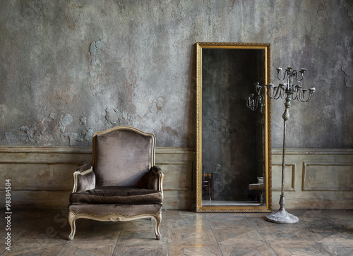 Naklejka na ścianę W pokoju są zabytkowe lustro i krzesło
