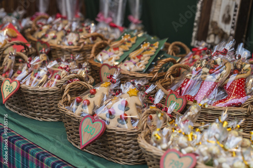 Фотография Gingerbread hearts in wicked basket at Budapest Christmas market