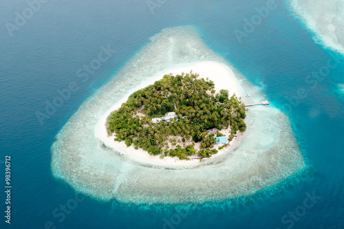 Вид из окна самолета на атолл Мальдивские острова