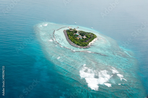 Вид из окна самолета на атолл Мальдивские острова