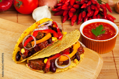 Taco gefüllt mit Bohnen und Fleisch-Soße