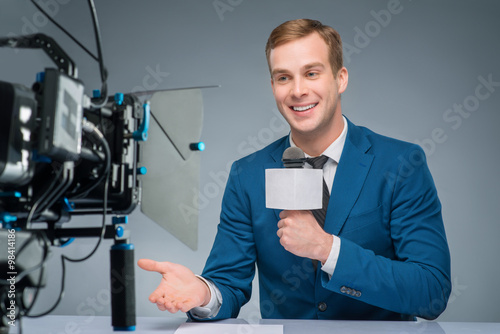 Fotografía Newsman during broadcasting process