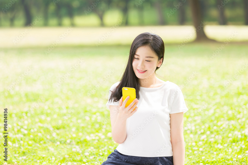 スマホを見る女性 スマホを見る女性