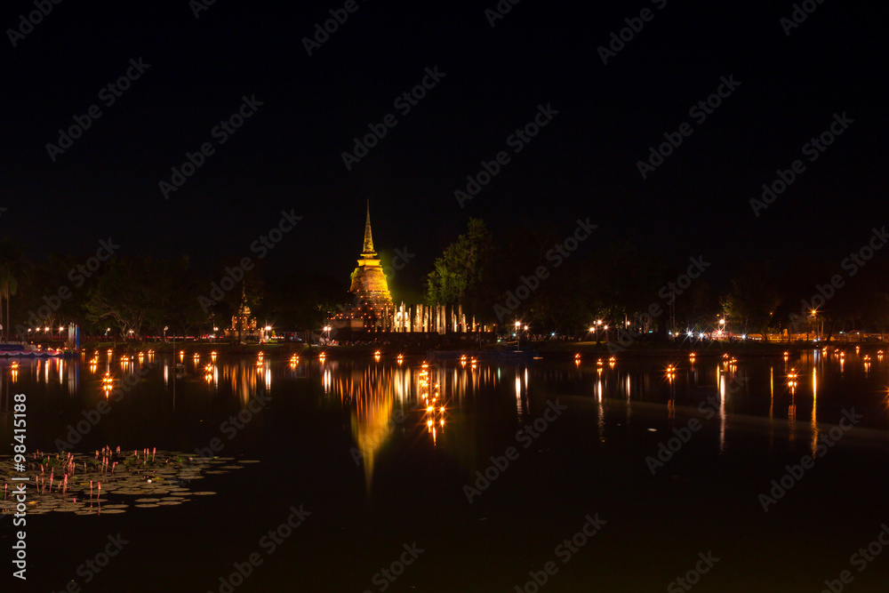 An ancient temple called Wat (temple) Sa Si was built about 700 years ago. The temple is part of the Sukhothai Historical Park, which is now a World Heritage site.