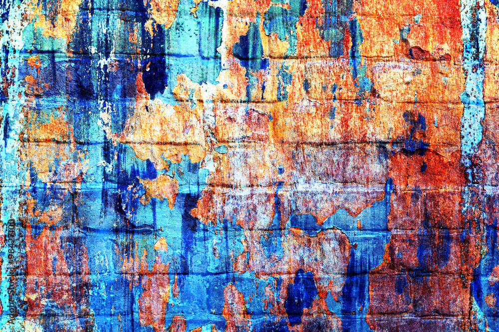 Кирпичная стена, покрашенная старой разноцветной краской
