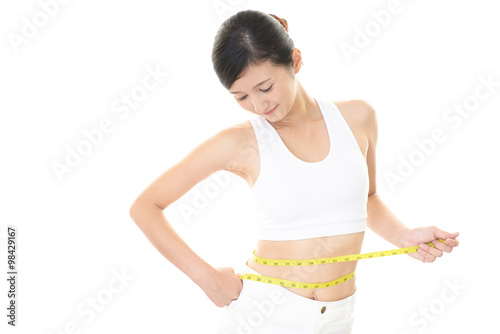 腹囲を測る女性 © Liza5450