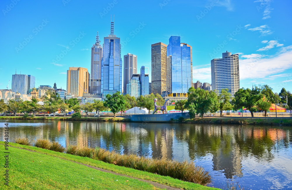 Naklejka premium Widok na panoramę Melbourne latem