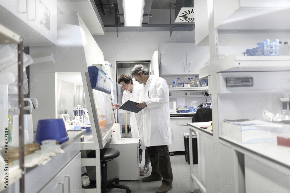 Germany, Freiburg, Scientists in laboratory discussing experiment Germany, Freiburg, Scientists in laboratory discussing experiment