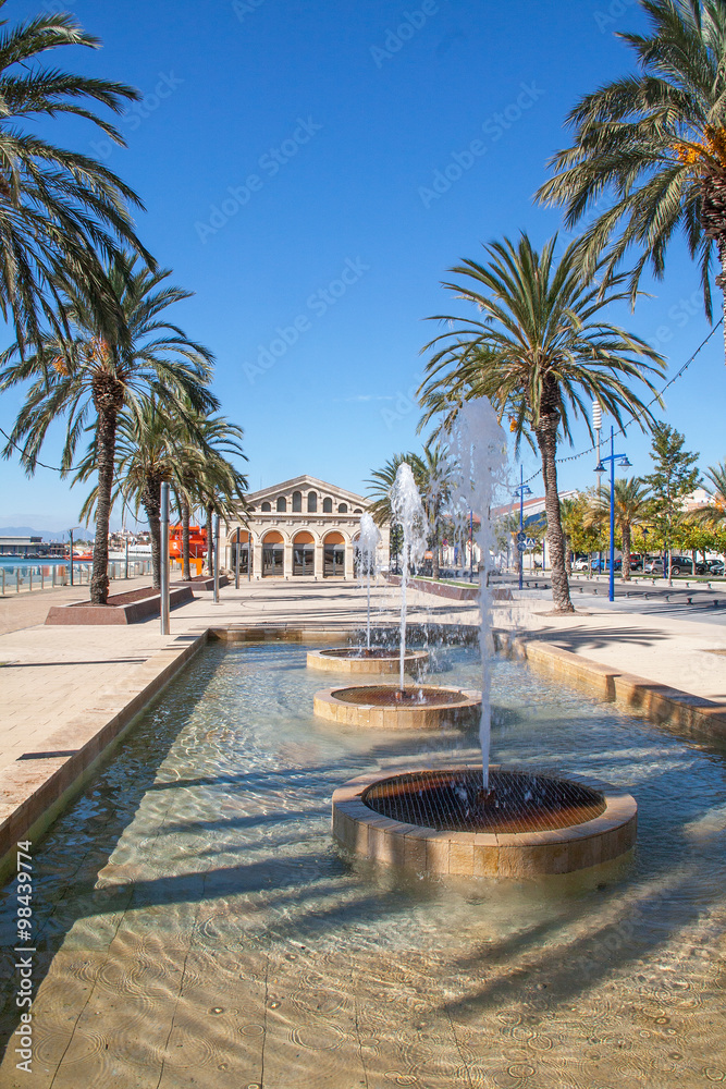Fototapeta premium Tarragone, ancienne criée sur le port, Espagne